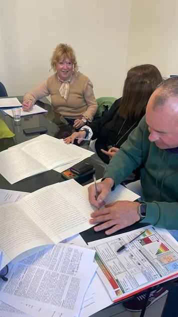 Lucyna Dulęba assiste dei clienti polacchi durante la firma dell’atto di acquisto dal notaio a Catania