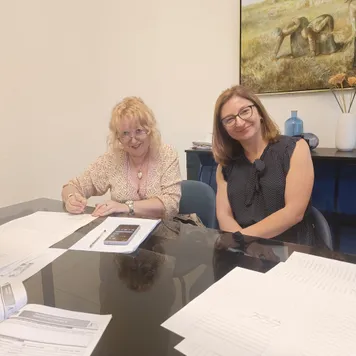 Lucyna Dulęba assiste una cliente polacca alla firma dell’atto di acquisto dal notaio a Catania