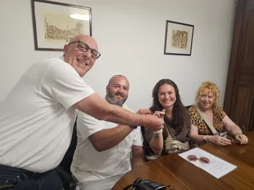 Lucyna Dulęba con una coppia polacca alla consegna delle chiavi dopo il rogito a Collesano
