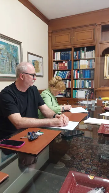 Lucyna Dulęba assiste un cliente polacco alla firma dell’atto di acquisto dal notaio a Grosseto