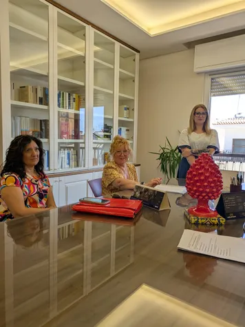 Lucyna Dulęba assiste una cliente polacca alla firma dell’atto di acquisto dal notaio a Pozzallo