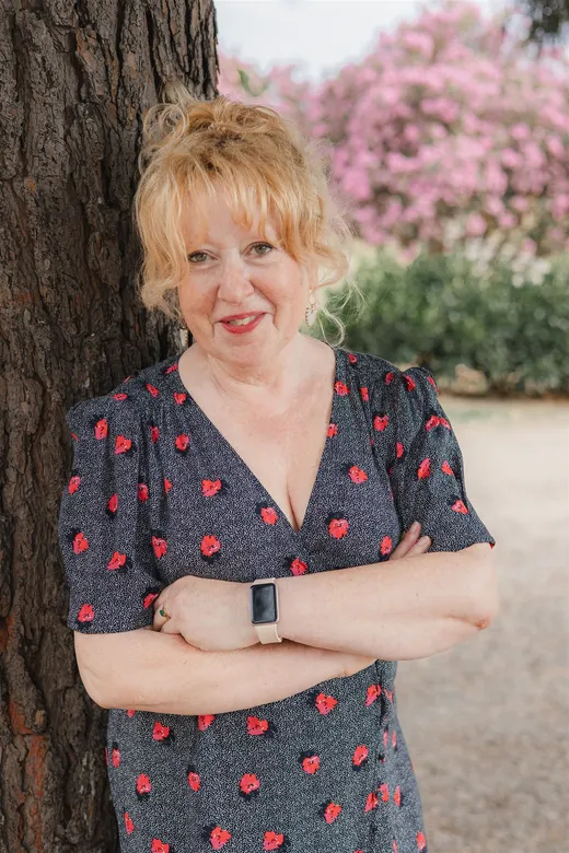 Lucyna Dulęba, ritratto accanto a un oleandro in fiore