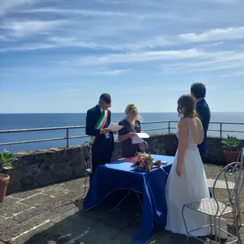 Interprete giurata a un matrimonio civile ad Aci Castello, firma del verbale vista mare