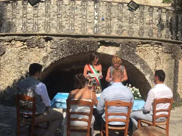 Interprete giurata a un matrimonio civile a Patti, in provincia di Messina