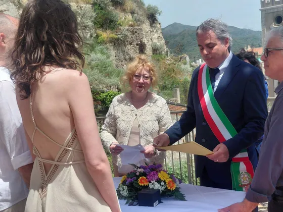 Lucyna Dulęba interprete giurata durante un matrimonio civile a Savoca, accanto al sindaco