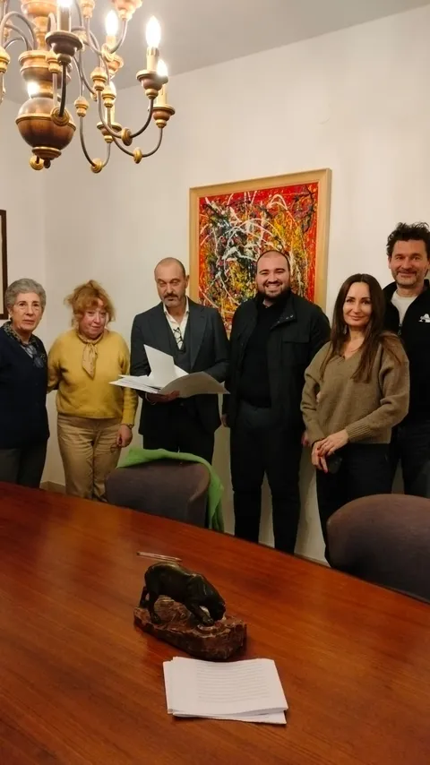 Lucyna Dulęba assiste una firma nello studio notarile, con i documenti sul tavolo