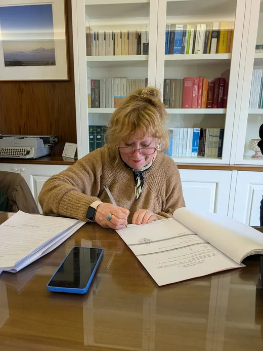 Lucyna Dulęba firma una traduzione asseverata alla scrivania